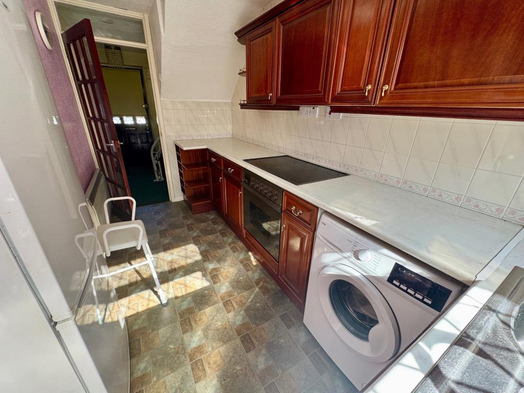 Lot: 134 - TWO-BEDROOM HOUSE IN POPULAR VILLAGE - Kitchen - view 2